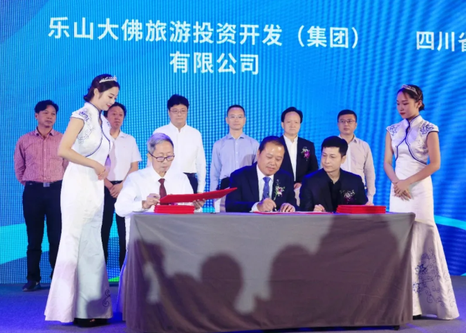 （集團(tuán)黨委書記、董事長(zhǎng)杜華與商家代表簽約）