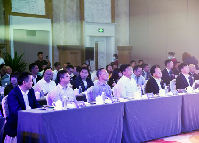 (樂山市人民政府副市長(zhǎng)周倫斌，中國(guó)旅游協(xié)會(huì)旅游裝備與商品分會(huì)秘書長(zhǎng)陳斌等相關(guān)領(lǐng)導(dǎo)、產(chǎn)品合作商出席發(fā)布會(huì)）