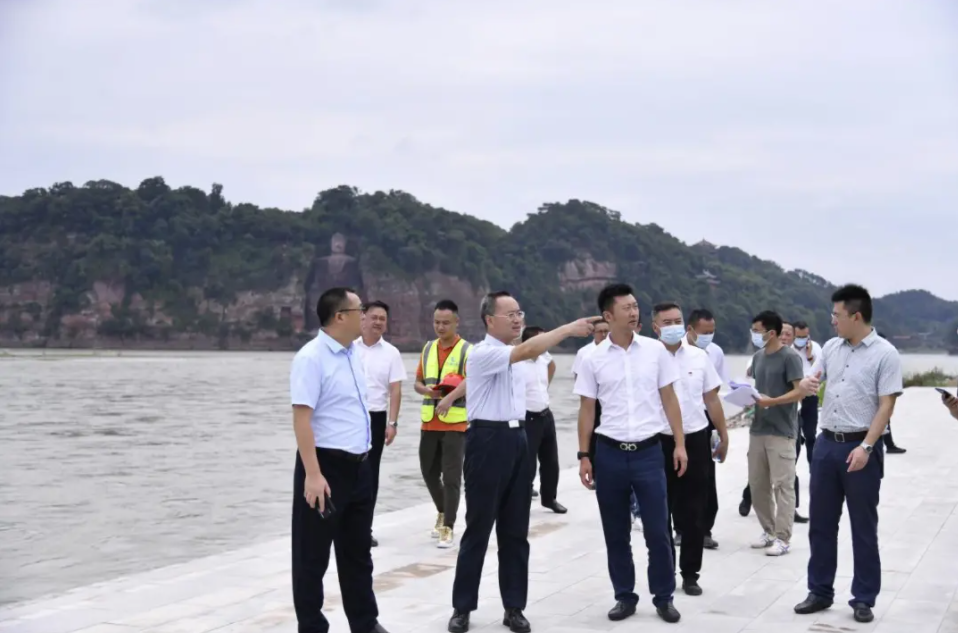 （周倫斌一行對項目工地進行實地調(diào)研）